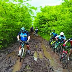 A través de caminos rurales poco transitados se llega a la pulpería La Confianza, ubicada frente a la estación Etchegoyen del FF.CC. Urquiza, hoy cerrada. 