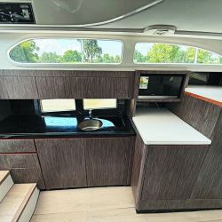 El Custon Compac en planeo a 4.000 RPM tiene un buen despeje de agua tanto de proa como de popa. 