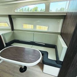 El Custon Compac en planeo a 4.000 RPM tiene un buen despeje de agua tanto de proa como de popa. 