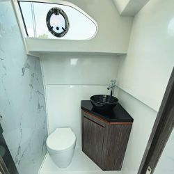 El Custon Compac en planeo a 4.000 RPM tiene un buen despeje de agua tanto de proa como de popa. 