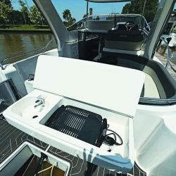 El Custon Compac en planeo a 4.000 RPM tiene un buen despeje de agua tanto de proa como de popa. 