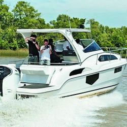 El Custon Compac en planeo a 4.000 RPM tiene un buen despeje de agua tanto de proa como de popa. 