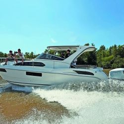 El Custon Compac en planeo a 4.000 RPM tiene un buen despeje de agua tanto de proa como de popa. 