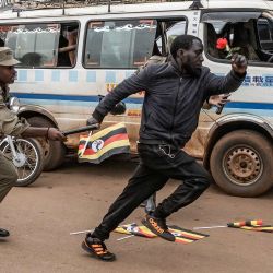 Agentes de la policía ugandesa intentan arrestar a un simpatizante de la oposición que participaba en una manifestación contra un presunto fraude electoral y en apoyo a la oposición en Kampala. El opositor ugandés fugitivo Bobi Wine se escondió tras las elecciones, en las que el presidente Yoweri Museveni, de 81 años, fue reelegido para un séptimo mandato, un resultado que el líder opositor denunció como un "robo flagrante". | Foto:BADRU KATUMBA / AFP