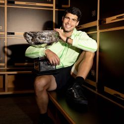 Esta foto muestra al español Carlos Alcaraz posando con la Norman Brookes Challenge Cup en el vestuario tras derrotar al serbio Novak Djokovic en la final individual masculina del Abierto de Australia en Melbourne. | Foto:Fiona Hamilton / TENNIS AUSTRALIA / AFP