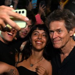 El actor estadounidense Willem Dafoe posa con sus fans antes del estreno de su película "The Souffleur" en el MALBA de Buenos Aires. | Foto:LUIS ROBAYO / AFP