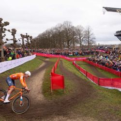 El ciclista neerlandés Mathieu van der Poel compite ante el público en el Campeonato Mundial de Ciclocross en Hulst, Zelanda. Mathieu van der Poel se proclamó campeón mundial de ciclocross por octava vez al vencer a su compatriota Tibor Del Grosso y al belga Thibau Nys en Hulst, Países Bajos. | Foto:Iris van den Broek / ANP / AFP