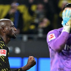 El delantero del Dortmund, Serhou Guirassy, celebra tras anotar un gol que superó al arquero del Heidenheim, Diant Ramaj, durante el partido de fútbol de la Bundesliga entre el Borussia Dortmund y el Heidenheim den Dortmund, oeste de Alemania. | Foto:UWE KRAFT / AFP