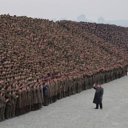 Esta fotografía, tomada y publicada por la Agencia Central de Noticias de Corea del Norte (KCNA) a través de KNS, muestra al líder norcoreano Kim Jong-un participando en una sesión fotográfica conmemorativa con soldados que participaron en la construcción de la Granja de Invernaderos Combinados Sinuiju en la provincia de Pyongan del Norte, Corea del Norte. | Foto:KCNA VIA KNS / AFP