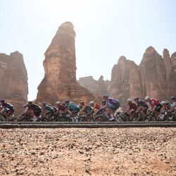 El pelotón compite en la cuarta etapa del AlUla Tour, una carrera ciclista de 173,4 km entre Winter Park y Hegra. | Foto:ANNE-CHRISTINE POUJOULAT / AFP