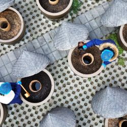 Imagen tomada con un dron de trabajadores revolviendo salsa de soja en fermentación en una cervecería tradicional, en Tengzhou, en la provincia de Shandong, en el este de China. | Foto:Xinhua/Li Zhijun