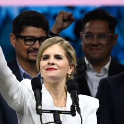 La candidata presidencial de Costa Rica, Laura Fernández, del Partido Pueblo Soberano, saluda a sus simpatizantes durante su discurso de victoria tras los resultados de las elecciones presidenciales en el Hotel Aurola, San José. La candidata de derecha Laura Fernández ganó las elecciones presidenciales de Costa Rica con una victoria aplastante tras prometer una fuerte lucha contra la creciente violencia relacionada con el tráfico de cocaína. | Foto:MARVIN RECINOS / AFP