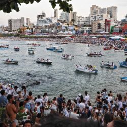 Los fieles participan en la ceremonia tradicional de Iemanjá, la diosa del mar en la religión afrobrasileña del candomblé, en el barrio de Rio Vermelho en Salvador, Bahía, Brasil. | Foto:Antonello Veneri / AFP