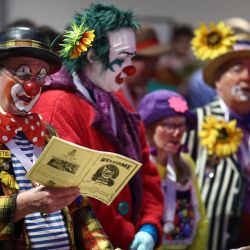 Los payasos llenan las bancas durante la ceremonia anual en memoria de Grimaldi en la Iglesia de Todos los Santos, al este de Londres. El evento anual está abierto a payasos de todo el mundo que se reúnen en memoria del legendario Joseph Grimaldi, el "rey de los payasos", artista teatral inglés del siglo XIX. | Foto:HENRY NICHOLLS / AFP
