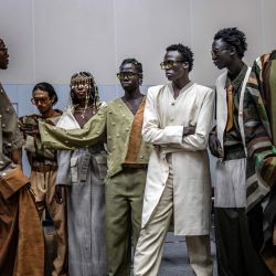 Modelos con atuendos de la marca francesa de ropa afro Naaniya hacen fila para las pruebas de vestuario entre bastidores durante el desfile principal de la Semana de la Moda de Nairobi, Kenia. | Foto:LUIS TATO / AFP