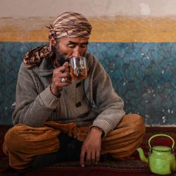 Un hombre afgano bebe té en un restaurante local del Bazar Siyagerd, en el distrito de Ghorband, provincia de Parwan. | Foto:WAKIL KOHSAR / AFP