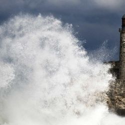 Una enorme ola rompe contra el Castillo del Morro en La Habana, Cuba, tras la llegada de un frente frío. | Foto:YAMIL LAGE / AFP