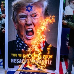 Una imagen del presidente estadounidense Donald Trump es quemada por manifestantes durante una manifestación antiestadounidense frente al consulado estadounidense en Estambul, Turquía. | Foto:Yasin Akgul / AFP