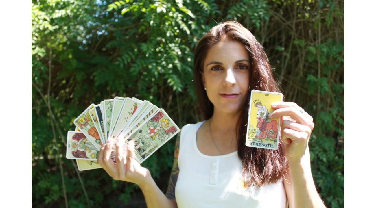 ¿Por qué el tarot volvió a ser tendencia en los últimos años y qué se busca realmente en una lectura?