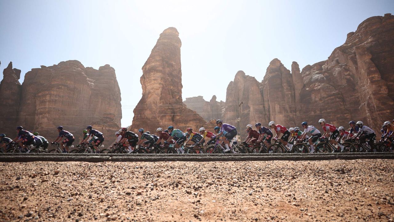 El pelotón compite en la cuarta etapa del AlUla Tour, una carrera ciclista de 173,4 km entre Winter Park y Hegra. | Foto:ANNE-CHRISTINE POUJOULAT / AFP