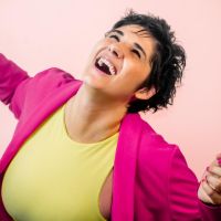 Ariana Caruso y el arte de entrenar la presencia: cuerpo, voz, energía y acción en escena