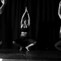 Ariana Caruso y el arte de entrenar la presencia: cuerpo, voz, energía y acción en escena