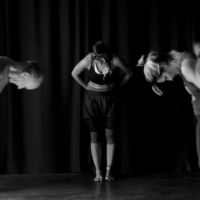 Ariana Caruso y el arte de entrenar la presencia: cuerpo, voz, energía y acción en escena