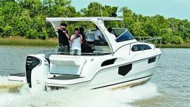 El Custon Compac en planeo a 4.000 RPM tiene un buen despeje de agua tanto de proa como de popa.