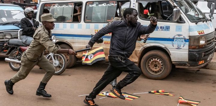 Agentes de la policía ugandesa intentan arrestar a un simpatizante de la oposición que participaba en una manifestación contra un presunto fraude electoral y en apoyo a la oposición en Kampala. El opositor ugandés fugitivo Bobi Wine se escondió tras las elecciones, en las que el presidente Yoweri Museveni, de 81 años, fue reelegido para un séptimo mandato, un resultado que el líder opositor denunció como un "robo flagrante".