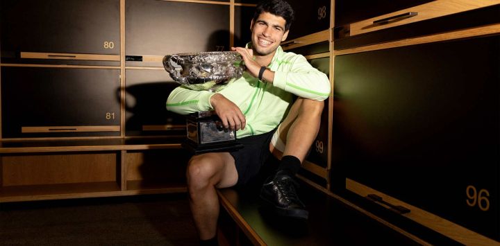 Esta foto muestra al español Carlos Alcaraz posando con la Norman Brookes Challenge Cup en el vestuario tras derrotar al serbio Novak Djokovic en la final individual masculina del Abierto de Australia en Melbourne.