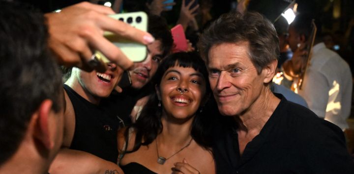 El actor estadounidense Willem Dafoe posa con sus fans antes del estreno de su película "The Souffleur" en el MALBA de Buenos Aires.