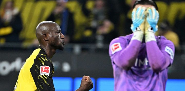 El delantero del Dortmund, Serhou Guirassy, celebra tras anotar un gol que superó al arquero del Heidenheim, Diant Ramaj, durante el partido de fútbol de la Bundesliga entre el Borussia Dortmund y el Heidenheim den Dortmund, oeste de Alemania.