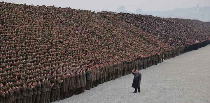Esta fotografía, tomada y publicada por la Agencia Central de Noticias de Corea del Norte (KCNA) a través de KNS, muestra al líder norcoreano Kim Jong-un participando en una sesión fotográfica conmemorativa con soldados que participaron en la construcción de la Granja de Invernaderos Combinados Sinuiju en la provincia de Pyongan del Norte, Corea del Norte.