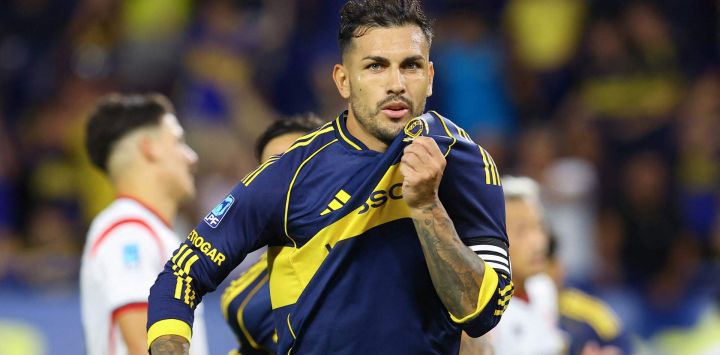 El mediocampista de Boca Juniors, Leandro Paredes, celebra el segundo gol de su equipo durante el partido del Torneo Apertura 2026 de la Liga Profesional de Fútbol Argentino entre Boca Juniors y Newell's Old Boys en el estadio La Bombonera en Buenos Aires.