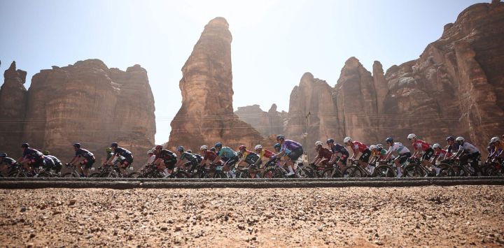 El pelotón compite en la cuarta etapa del AlUla Tour, una carrera ciclista de 173,4 km entre Winter Park y Hegra.