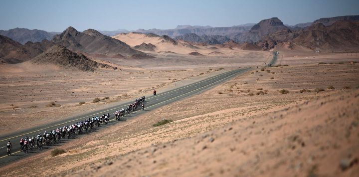 El pelotón pedalea durante la quinta y última etapa del AlUla Tour, una carrera ciclista de 163,9 km desde el casco antiguo de Alula hasta Skyviews of Harrat Uwayrid.