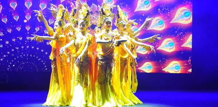 Imagen de artistas realizando una presentación durante un evento cultural que celebra el próximo Año Nuevo Chino, en Túnez.