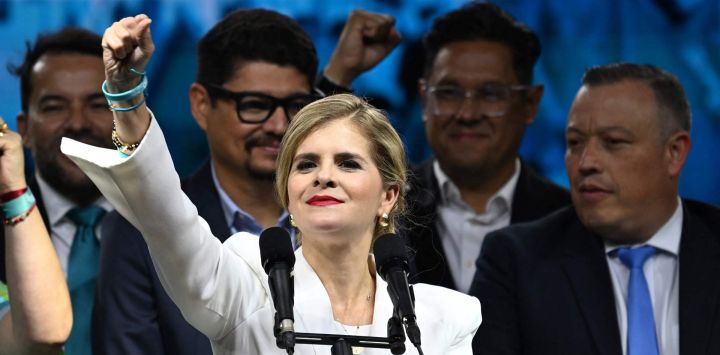 La candidata presidencial de Costa Rica, Laura Fernández, del Partido Pueblo Soberano, saluda a sus simpatizantes durante su discurso de victoria tras los resultados de las elecciones presidenciales en el Hotel Aurola, San José. La candidata de derecha Laura Fernández ganó las elecciones presidenciales de Costa Rica con una victoria aplastante tras prometer una fuerte lucha contra la creciente violencia relacionada con el tráfico de cocaína.