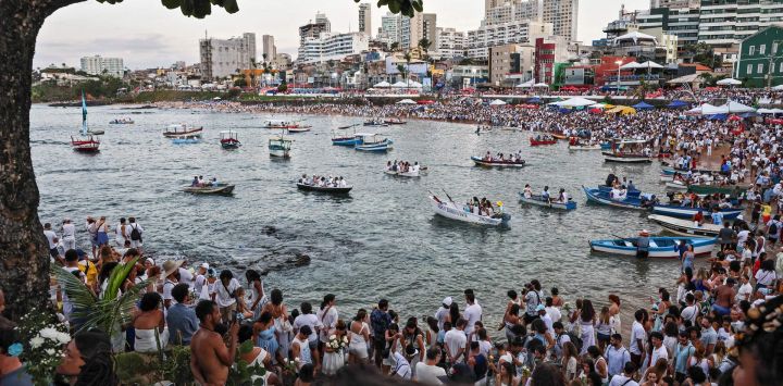 Los fieles participan en la ceremonia tradicional de Iemanjá, la diosa del mar en la religión afrobrasileña del candomblé, en el barrio de Rio Vermelho en Salvador, Bahía, Brasil.