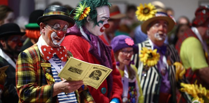Los payasos llenan las bancas durante la ceremonia anual en memoria de Grimaldi en la Iglesia de Todos los Santos, al este de Londres. El evento anual está abierto a payasos de todo el mundo que se reúnen en memoria del legendario Joseph Grimaldi, el "rey de los payasos", artista teatral inglés del siglo XIX.