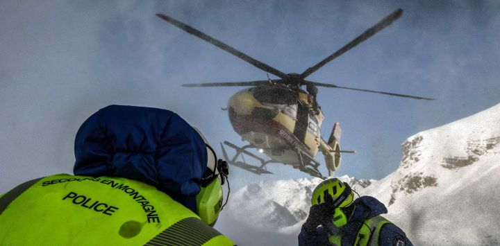 Miembros del equipo de rescate de montaña CRS Alpes Grenoble se preparan para abordar un helicóptero de la Securité Civile (gestión de emergencias) tras una misión de rescate de emergencia por avalancha en una zona fuera de pista del macizo de Écrins, en los Alpes franceses.