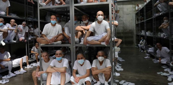 Reclusos permanecen en una celda durante la visita del presidente electo de Chile, José Antonio Kast (fuera de foto), al megacentro penitenciario Centro de Internamiento Antiterrorista (CECOT), donde se encuentran recluidos cientos de pandilleros de la MS-13 y la pandilla Barrio 18, en Tecoluca, El Salvador. El CECOT, la prisión más grande de Latinoamérica y emblema de la lucha contra las pandillas del gobierno del presidente Nayib Bukele, celebra dos años desde su inauguración.