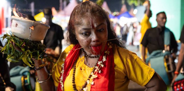 Un devoto hindú en estado de trance reacciona antes de subir los 272 escalones del templo de las Cuevas de Batu para realizar ofrendas durante el festival Thaipusam, en las Cuevas de Batu, a las afueras de Kuala Lumpur. Cientos de miles de malayos de origen indio se reunieron en templos de todo el país para celebrar el festival religioso Thaipusam y muchos se perforaron el cuerpo con ganchos y brochetas en señal de devoción.