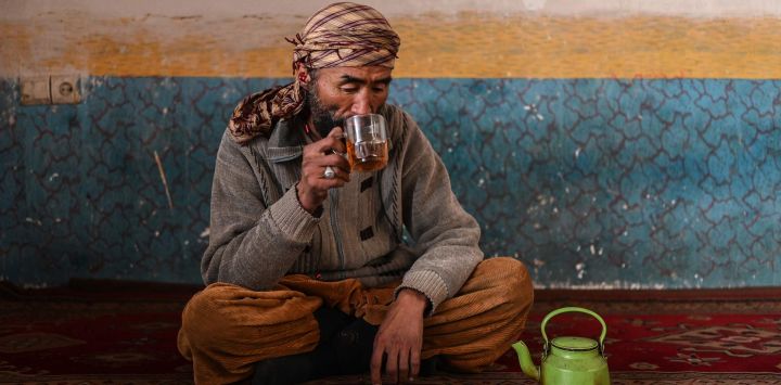Un hombre afgano bebe té en un restaurante local del Bazar Siyagerd, en el distrito de Ghorband, provincia de Parwan.