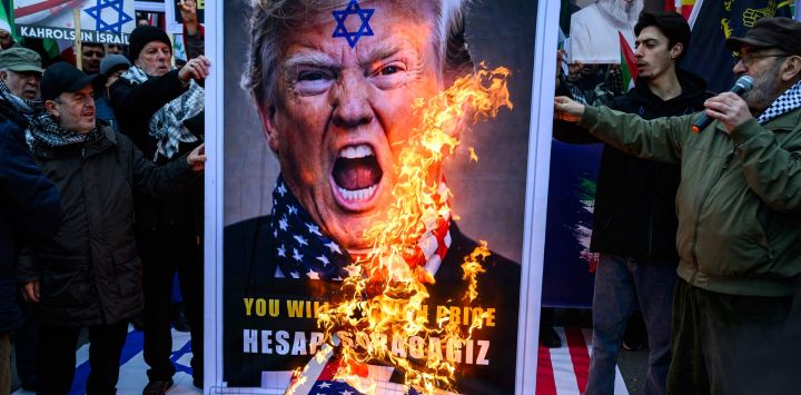 Una imagen del presidente estadounidense Donald Trump es quemada por manifestantes durante una manifestación antiestadounidense frente al consulado estadounidense en Estambul, Turquía.