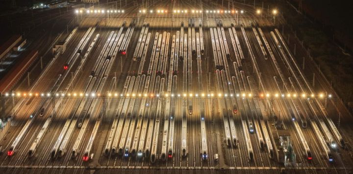Vista aérea tomada con un dron de trenes de alta velocidad en un depósito de mantenimiento, en Guangzhou, en la provincia de Guangdong, en el sur de China.