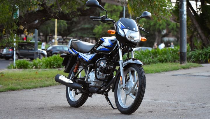 Bajaj lanza en Argentina la nueva Boxer CT100: eficiencia y autonomía récord