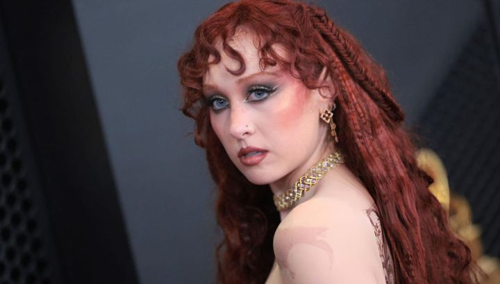 Chappell Roan sorprendió en la alfombra roja de los Grammys 2026 con un look en topless