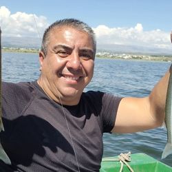 Las líneas que marcaron la diferencia fueron las líneas de vuelo de dos anzuelos, equipadas con plomos livianos de 5 gramos, ideales para trabajar de manera delicada en media agua.