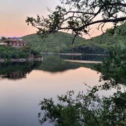 Las líneas que marcaron la diferencia fueron las líneas de vuelo de dos anzuelos, equipadas con plomos livianos de 5 gramos, ideales para trabajar de manera delicada en media agua.